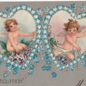 Félicitations 1905 - Belle carte postale de voeux suédoise en relief - ange enfants coeur fleurs myosotis - chérubin d'amour vintage scandinave