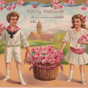 Parabéns 1919 - Lindo cartão postal sueco em relevo - Buquê de flores rosas para crianças - menina marinheiro menino escandinavo vintage