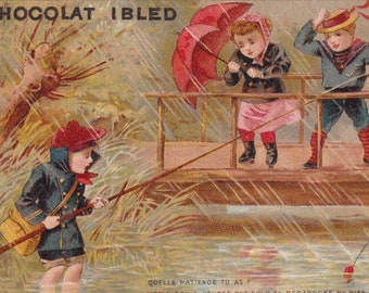 Condizione rara! Umorismo / pesca - carta commerciale vittoriana francese 1895 cioccolato Ibled Paris - pesca con la pioggia per bambini - Minot cromo vintage