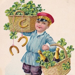 Congratulazioni Hanna - Bella cartolina vintage in rilievo svedese degli anni '10 - Ragazzo delle consegne per bambini, carta regalo con quattro foglie di trifoglio e champagne Enfantina