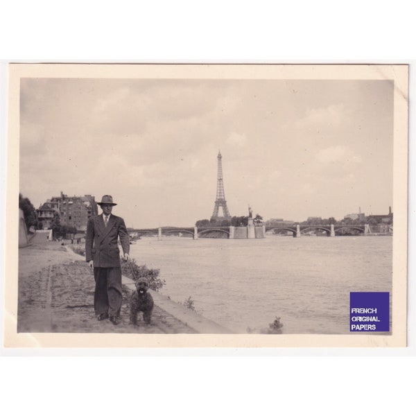 Paris Eiffel Tower - Vintage SNAPSHOT Photo 1940s ORIGINAL Amateur Photography / Man and dog Quay of Seine - Memory holidays ephemera Foto