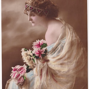 Retrato de mulher com flores lindas - Cartão postal antigo da década de 1910 - Fotografia de senhora - Moda, beleza, cabeleireiro - efêmera fotográfica vintage - RPPC real