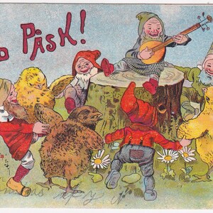 Buona Pasqua 1905/10 - Incredibile cartolina svedese di auguri antica - Pulcino e gnomo elfo nano danza rotonda musiche banjo - carta vintage cromo