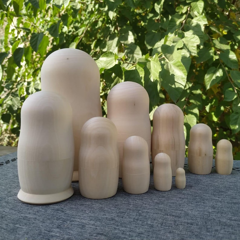 Trädocka med 5 stycken näste – Ofärdig Matrjosjka i Lindeträ för DIY-målning och pyssel bild 1