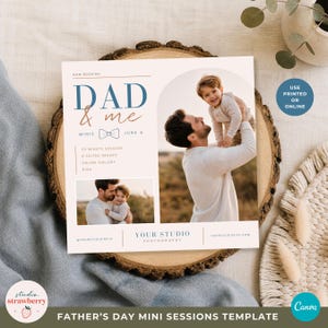 Könnte beinhalten: Eine Vorlage für Mini-Sessions zum Vatertag mit Vater und Kind. Das Design enthält den Text "DAD & me" in Blau, Details zur Session und ein Foto eines Vaters, der sein Kind hält. Die Vorlage liegt auf einer Holzoberfläche.