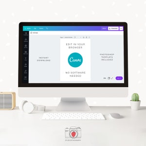 Pode incluir: Um computador de mesa exibindo um modelo de design Canva. A tela mostra o logotipo do Canva, com o texto &laquo;Editar no seu navegador&raquo;, &laquo;Download instant&acirc;neo&raquo; e &laquo;Modelo Photoshop inclu&iacute;do&raquo;. Um teclado, um mouse, fones de ouvido e um pequeno cacto est&atilde;o na mesa branca.
