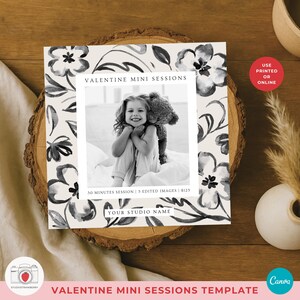 Può includere: Un modello di Mini Sessioni di San Valentino con un design floreale in bianco e nero. Il modello presenta una foto in bianco e nero di un bambino con un orsacchiotto. Il testo include "Valentine Mini Sessions", "30 minuti sessione | 5 immagini modificate".