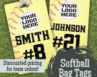 Könnte beinhalten: Zwei gelbe Softball-Taschenanhänger mit einem Baseball-Steppmuster. Die Anhänger haben einen weißen Kreis mit dem Text "YOUR LOGO HERE" und einen schwarzen Kreis mit dem Text "JOHNSON #21" und "SMITH #8". Der Text "Discounted pricing for team orders!" und "Softball Bag Tags" ist ebenfalls sichtbar.