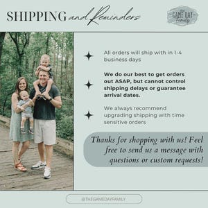 Puede incluir: Una familia de cuatro personas est&aacute; de pie en una pasarela de madera en un parque. El texto dice "SHIPPING and Reminders" y "The Game Day Family". Texto adicional proporciona informaci&oacute;n sobre env&iacute;os y servicio al cliente.