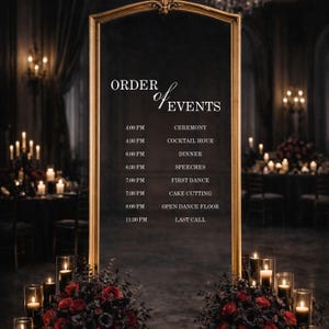 Pode incluir: Um espelho retangular alto com moldura dourada exibindo o texto branco ORDER of EVENTS seguido de um cronograma: 4:00 PM CEREMONY, 4:30 PM COCKTAIL HOUR, 6:00 PM DINNER, 6:30 PM SPEECHES, 7:00 PM FIRST DANCE, 7:30 PM CAKE CUTTING, 8:00 PM OPEN DANCE FLOOR, 11:30 PM LAST CALL.
