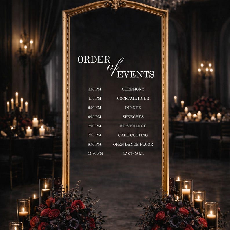 Pode incluir: Um espelho retangular alto com moldura dourada exibindo o texto branco ORDER of EVENTS seguido de um cronograma: 4:00 PM CEREMONY, 4:30 PM COCKTAIL HOUR, 6:00 PM DINNER, 6:30 PM SPEECHES, 7:00 PM FIRST DANCE, 7:30 PM CAKE CUTTING, 8:00 PM OPEN DANCE FLOOR, 11:30 PM LAST CALL.
