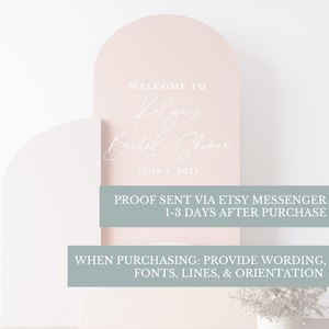 Pu&ograve; includere: Un cartello ad arco rosa pallido con testo bianco che recita WELCOME TO, Kalyn's, Bridal Shower e JUNE 7, 2025. Il cartello &egrave; esposto accanto a un pannello ad arco pi&ugrave; piccolo e chiaro, con una composizione di fiori secchi alla base.