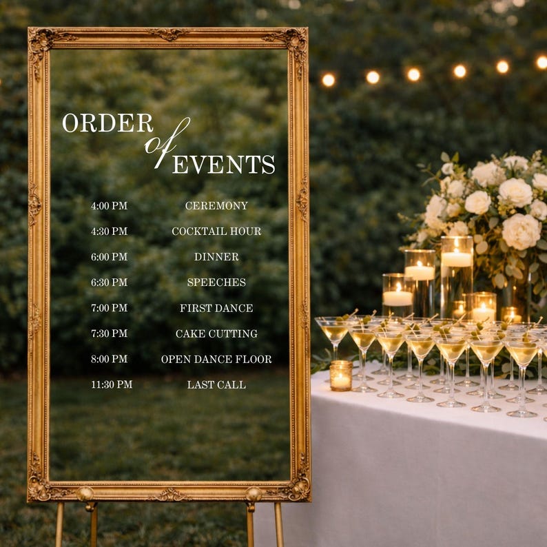 Pode incluir: Uma placa retangular vertical com uma moldura dourada ornamentada exibindo o texto ORDER of EVENTS com um cronograma das 16h00 Ceremony &agrave;s 23h30 Last Call. A placa &eacute; transparente, mostrando um jardim desfocado ao fundo.