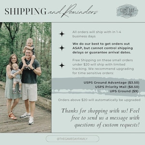 Pu&ograve; includere: Un grafico informativo intitolato SHIPPING and Reminders con una foto di famiglia a sinistra e testo a destra che dettaglia le politiche di spedizione, le opzioni USPS e UPS e una nota sulle richieste personalizzate per The Game Day Family.