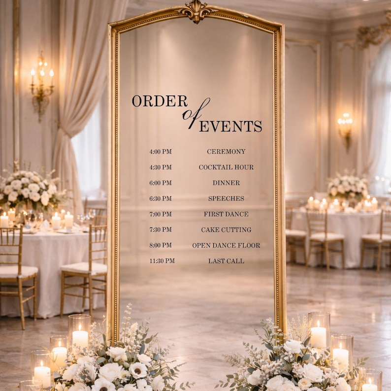 Pode incluir: Um espelho alto e retangular com moldura dourada apresentando o texto preto ORDER OF EVENTS, seguido por uma programa&ccedil;&atilde;o das 16h00 CEREMONY &agrave;s 23h30 LAST CALL. O espelho &eacute; decorado com arranjos florais brancos na base.