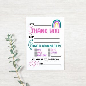 K&ouml;nnte beinhalten: Eine druckbare Dankeskarte mit einem Regenbogen-Design. Die Karte hat Platz zum Schreiben von "Liebe/r", "Danke f&uuml;r" und "Liebe,". Au&szlig;erdem gibt es einen Bereich, um K&auml;stchen f&uuml;r "Spa&szlig;", "Cool", "Fantastisch", "S&uuml;&szlig;", "Gro&szlig;artig" anzukreuzen. Der Text lautet "Ich liebe es, weil es..."