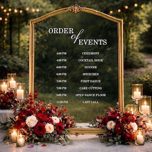 Pode incluir: Um grande espelho com moldura dourada em arco exibindo o texto branco ORDER of EVENTS seguido por um cronograma das 16h00 &agrave;s 23h30. O espelho &eacute; decorado com arranjos florais de rosas vermelhas e brancas e folhagens verdes.