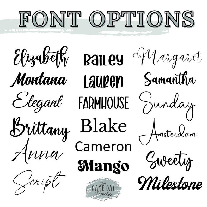 Pu&ograve; includere: Una tabella in bianco e nero intitolata FONT OPTIONS che mostra quindici diversi stili tipografici. Ogni stile &egrave; rappresentato da un nome specifico come Elizabeth, Bailey, Margaret, Montana, Lauren, Samantha, Elegant, Farmhouse, Sunday, Brittany, Blake, Amsterdam, Anna, Cameron, Sweety, Script, Mango e Milestone, con un logo in basso che recita The Game Day Family.