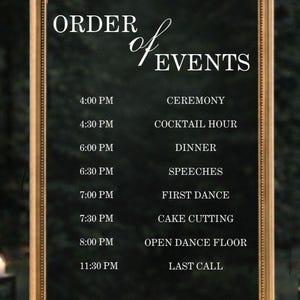 Pode incluir: Um espelho retangular alto com moldura dourada apresentando texto branco que diz ORDER of EVENTS seguido de um cronograma: 4:00 PM CEREMONY, 4:30 PM COCKTAIL HOUR, 6:00 PM DINNER, 6:30 PM SPEECHES, 7:00 PM FIRST DANCE, 7:30 PM CAKE CUTTING, 8:00 PM OPEN DANCE FLOOR, 11:30 PM LAST CALL.