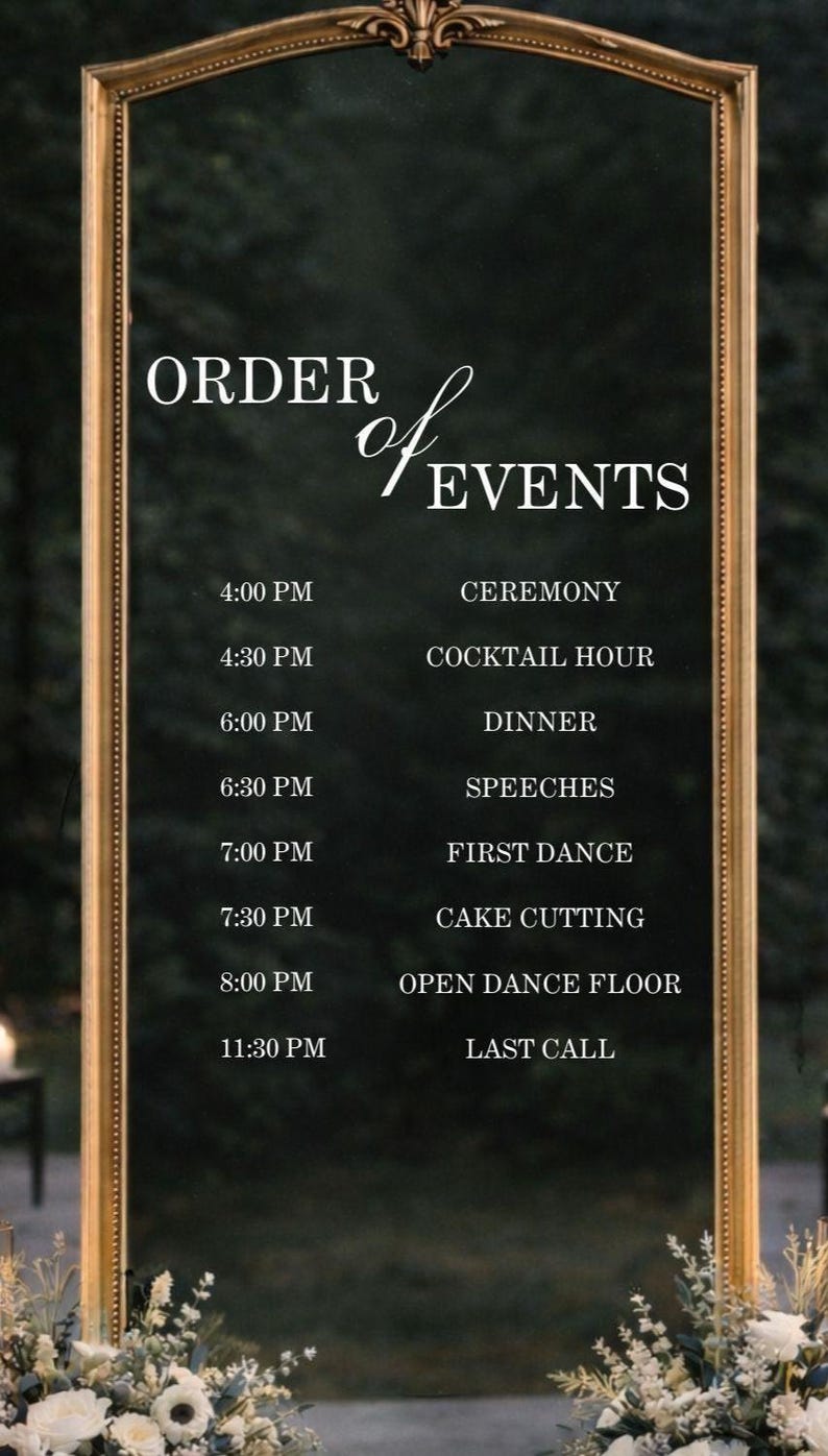 Pode incluir: Um espelho retangular alto com moldura dourada apresentando texto branco que diz ORDER of EVENTS seguido de um cronograma: 4:00 PM CEREMONY, 4:30 PM COCKTAIL HOUR, 6:00 PM DINNER, 6:30 PM SPEECHES, 7:00 PM FIRST DANCE, 7:30 PM CAKE CUTTING, 8:00 PM OPEN DANCE FLOOR, 11:30 PM LAST CALL.