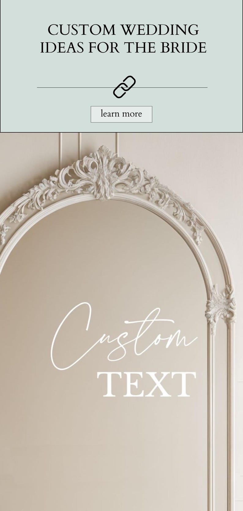 Pu&ograve; includere: Uno specchio ad arco con una cornice color crema decorata con intricati motivi a volute e intagli floreali. La superficie dello specchio riflette una parete liscia e mostra il testo bianco Custom TEXT in un mix di corsivo e stampatello.