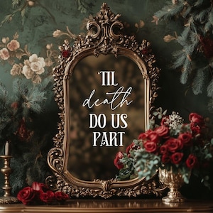Pu&ograve; includere: Uno specchio dorato ornato con una parte superiore ad arco e intagli floreali complessi. La superficie in vetro presenta il testo bianco 'TIL death DO US PART' in una combinazione di caratteri script e serif, riflettendo un ambiente floreale scuro.