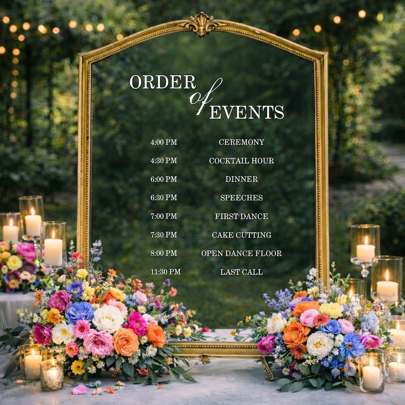 Pode incluir: Um grande espelho arqueado com moldura dourada exibindo o texto ORDER of EVENTS com um cronograma das 16h00 &agrave;s 23h30. O espelho &eacute; decorado com arranjos florais de cores vibrantes e v&aacute;rios casti&ccedil;ais de vidro.