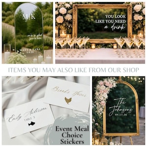 Pode incluir: Uma cole&ccedil;&atilde;o de sinaliza&ccedil;&atilde;o para eventos, incluindo um sinal de boas-vindas em acr&iacute;lico transparente arqueado com texto branco, um espelho com moldura dourada com texto branco, cart&otilde;es de lugar brancos com texto e &iacute;cones pretos e dourados, e um espelho arqueado com moldura dourada.