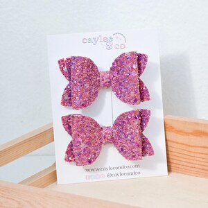 Pflaume Aurora Schweinchen Bogen Set | Zopf-Haarbögen | Schweinchen Bogen Set | Mini Bögen | Haarspange | Mädchen Haarschleife | Glitzer Bögen