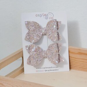 Beige Sparkle Schweinchen Bogen Set | Zopf-Haarbögen | Schweinchen Bogen Set | Mini Bögen | Haarspange | Mädchen Haarschleife | Glitzer Bögen