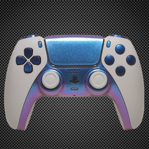 Peut inclure: Une manette de jeu PlayStation 5 DualSense blanche et bleue avec une finition nacrée. La manette a un reflet iridescent bleu et violet.