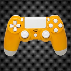 Puede incluir: Un mando de PlayStation 4 amarillo y blanco. El mando tiene una placa frontal blanca y botones blancos.