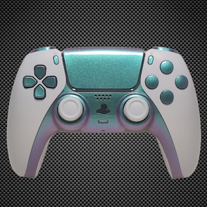 Puede incluir: Un mando de juego PlayStation 5 DualSense blanco y turquesa iridiscente con botones blancos y una placa frontal turquesa.