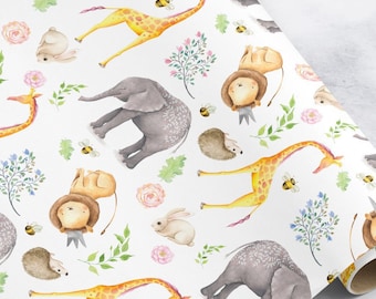 Papel de embrulho com animais da savana: girafa, leão e elefante.