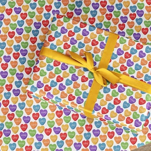 Rouleau de papier cadeau fierté, emballage cadeau gay lesbienne LGBT, coeur arc-en-ciel, joli emballage cadeau d'anniversaire... envoyé plié ou roulé dans un tube