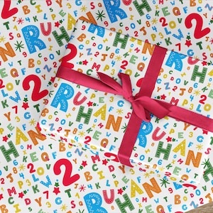 Papel de regalo personalizado con números del alfabeto para cumpleaños de niños, papel de regalo de género neutro, letras brillantes y divertidas que deletrean el nombre del niño para fiesta