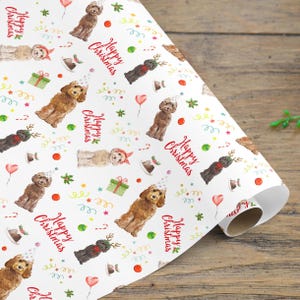 Peut inclure: Papier cadeau blanc avec un motif répété d'illustrations de caniches en chapeaux de fête et d'accessoires de Noël. Les mots "Happy Christmas" sont écrits en script rouge, avec des confettis colorés et des boîtes cadeaux.