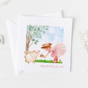 Carte d'anniversaire d'une fille portant ses nouveaux vêtements d'anniversaire et mangeant un gâteau d'anniversaire avec un cochon à la ferme, carte d'anniversaire mignonne pour tout âge