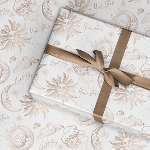 La carta da regalo Constellation si abbina alla nostra stampa Constellation, alla stampa a forma di stella per regalo di battesimo disponibile nel nostro negozio