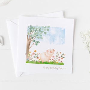 Carte d’anniversaire d’un cochon heureux dansant dans les fleurs, carte d’anniversaire mignonne d’anniversaire d’adolescent de tout âge, carte d’animal de ferme, carte d’aquarelle douce