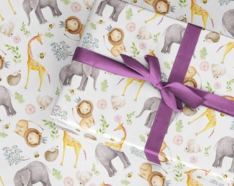Papel de embrulho com animais da savana: girafa, leão e elefante.