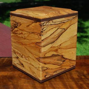 FLASH SALE-volwassenen (tot 165 pond) urn-bodem wordt geladen: handgemaakt van spalted ambrosia esdoorn en walnoot GRATIS standaard aangepaste lasergravure