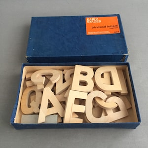 Alfabeto de madera contrachapada de la década de 1960