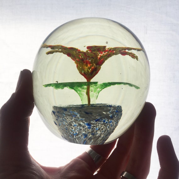 中に鉢植えの花が入ったムラーノガラスの飾り文鎮 - Etsy 日本