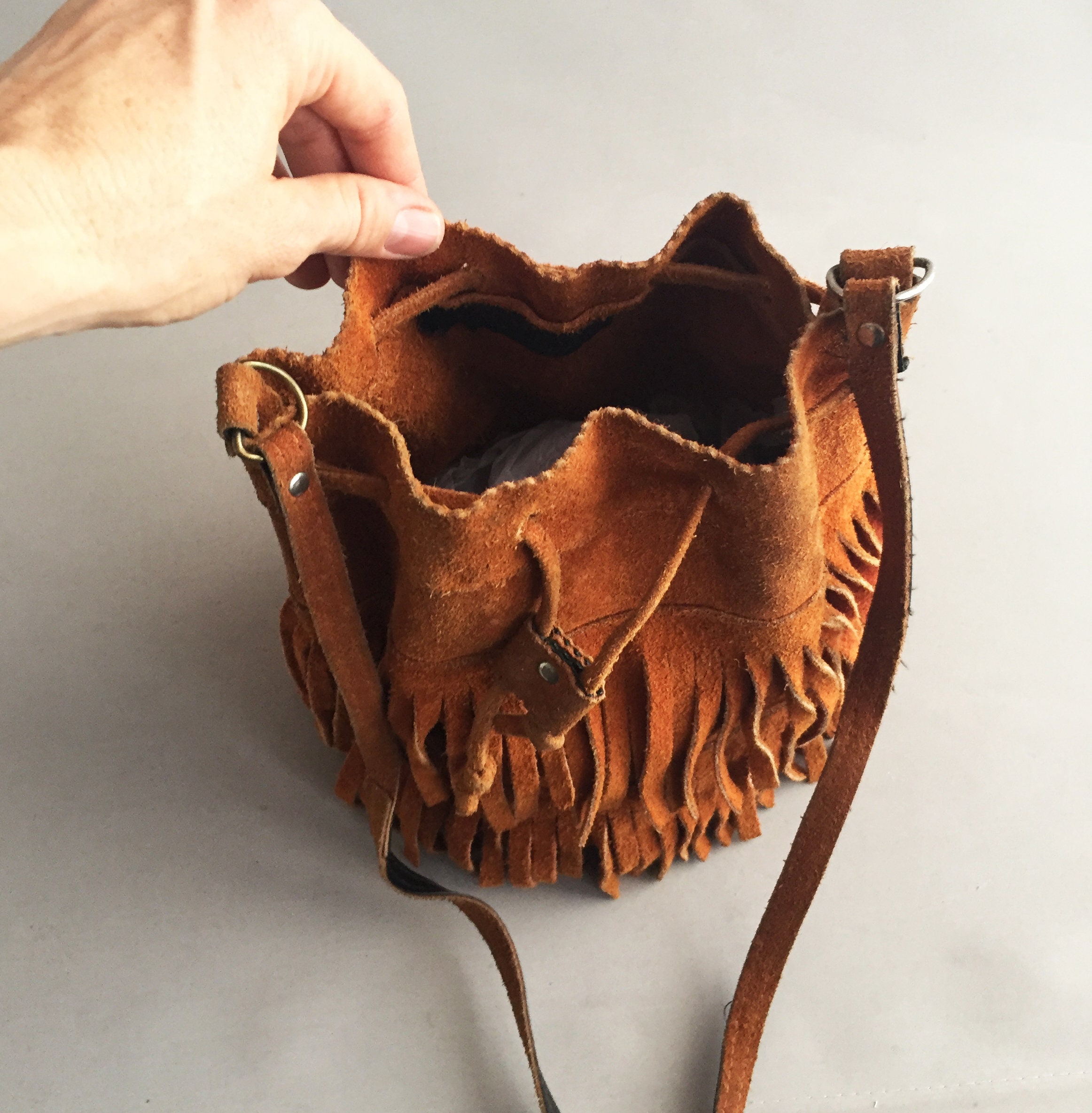 suede tassel shoulder bucket bag