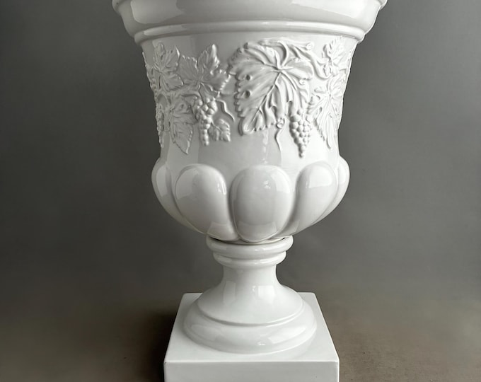Large Regency-style ceramic planter / cachepot / jardinière Medici Vase
