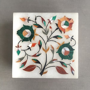 marble Pietra dura box with decorative inlaid stone