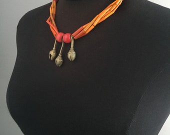 ガラスビーズと真鍮のナガ族のネックレス、ナガランド州、インド