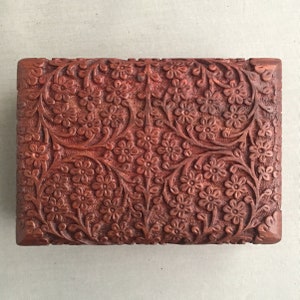 sierlijk gesneden houten kist