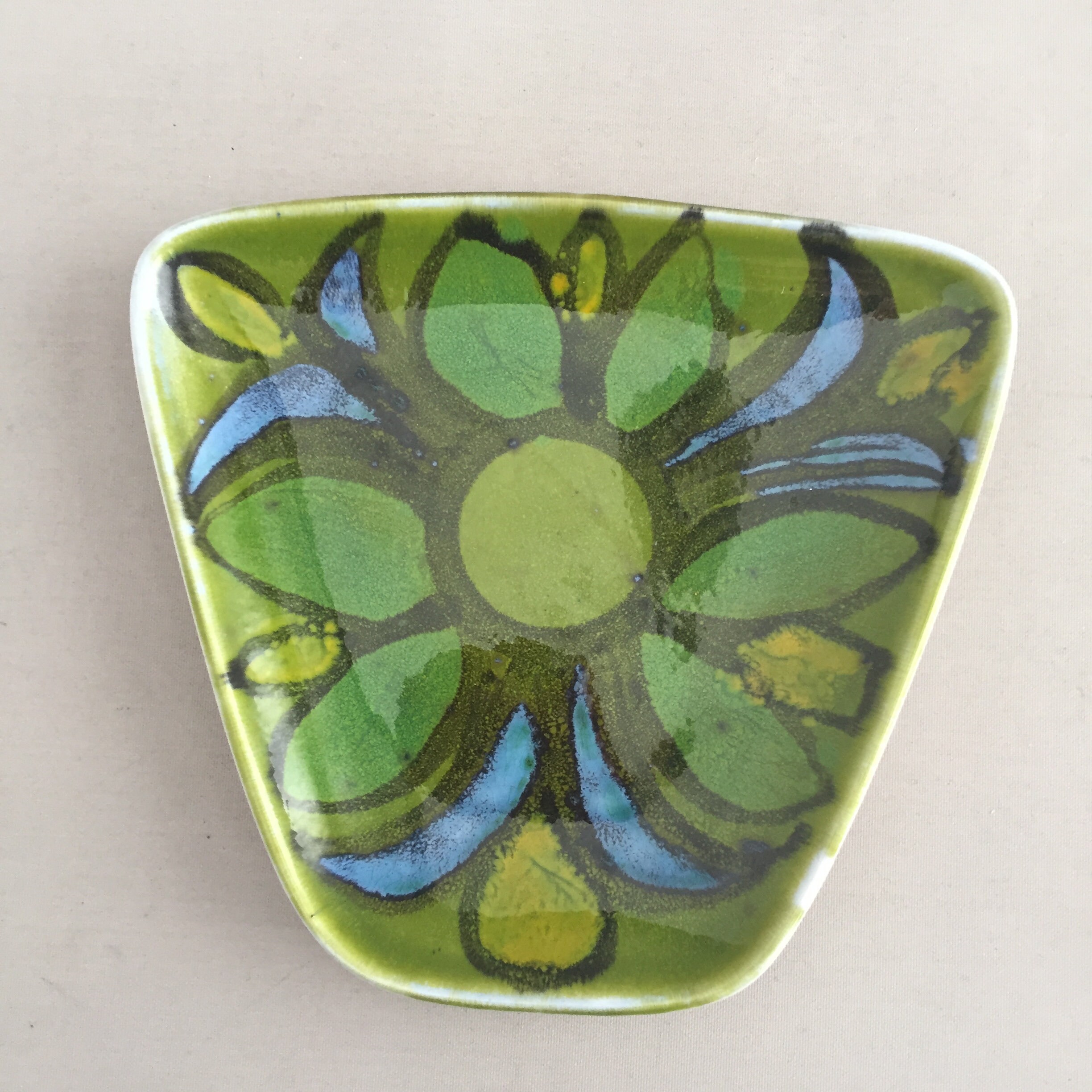 Poole pottery Delphic plate no 81